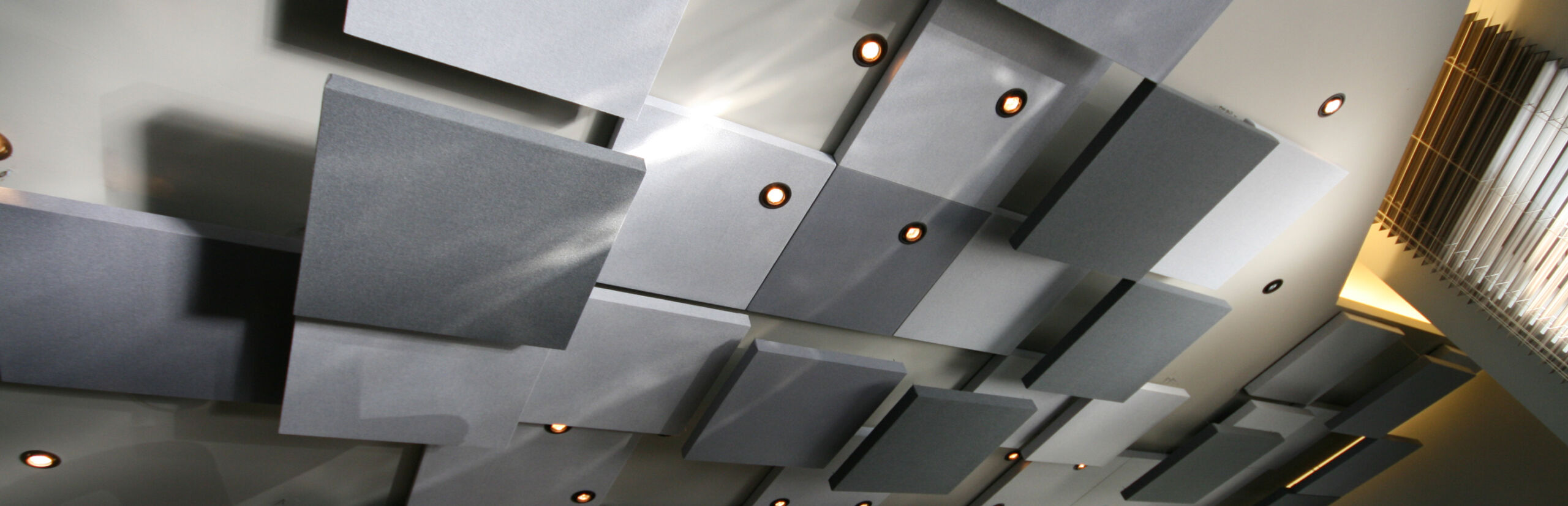 Panneaux absorbants acoustiques avec luminaires intégrés